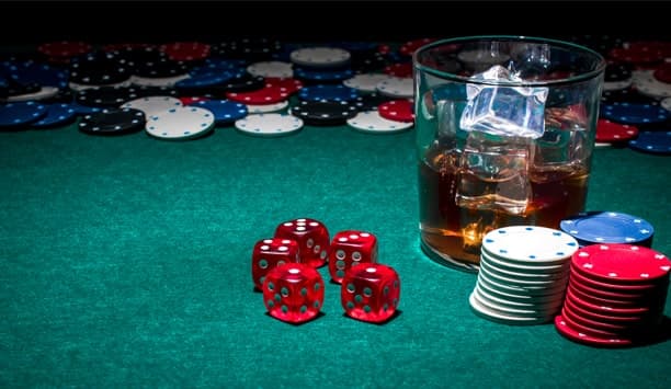 Póker asztal, zsetonok, dobókockák, whiskey, pohár, jég